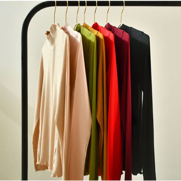 LONG SLEEVE HIGH NECK LETTUCE HEM TEE